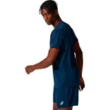 Remera deportiva Asics negra con logo plateado estampado en el pecho. Confeccionada en tejido de punto de secado rápido y materiales reciclados.