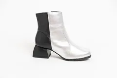 Botas cortas de cuero negro, con punta cuadrada y cierre lateral.