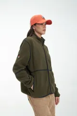 Buzo verde militar de poliéster con textura sherpa, cuello alto, cierre frontal y ribete en contraste azul marino.