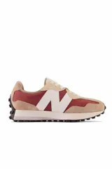 Championes New Balance modelo 327, color beige y bordó, con logo "N" blanco en los laterales.