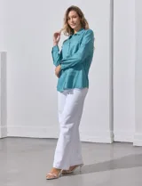 Camisa color verde oliva de lyocell, marca Cyrus. Tiene cuello con solapa, abertura central con botones, mangas 3/4 regulables con presilla y botón, y dos bolsillos delanteros aplicados.