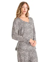Conjunto de pijama compuesto por una remera de manga larga con escote en V, abertura frontal con botones y bolsillo aplicado, y un pantalón con cintura elástica y lazo de ajuste. Presenta un estampado animal print en tonos neutros.
