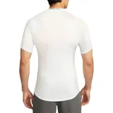 Remera deportiva Nike Pro de ajuste ceñido, confeccionada en tejido técnico Dri-FIT transpirable. Presenta cuello redondo, mangas cortas y el logo de la marca estampado en el centro del pecho.