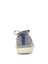 Zapatos slip on grises con cordones elásticos y suela blanca.