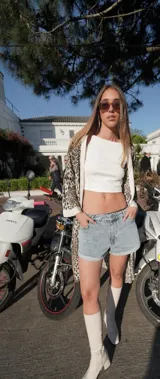 Kimono color beige con estampado animal print, mangas largas y bolsillos laterales.