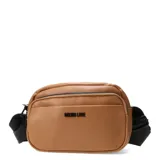 Cartera bandolera Las Oreiro confeccionada en cuero sintético color tostado, con diseño compacto y funcional. Presenta un compartimento principal con cierre, bolsillo frontal con cierre, bolsillo posterior antirrobo y correa ajustable de cinta negra con logo grabado.