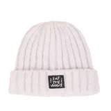 Gorro de lana tejido en punto acanalado, color gris claro, con doblez en el borde y parche rectangular negro con la inscripción 'EAT THE WAVE' en color blanco.