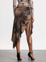 Falda midi asimétrica con estampado abstracto en tonos marrones y beige, con abertura lateral y cordones ajustables.