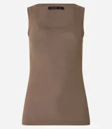 Blusa musculosa de punto ligero texturizado, color blanco, con cuello redondo y breteles anchos.