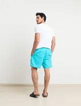 Short de baño celeste.