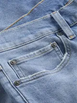 Short de jean celeste con dobladillo y corte slim. Diseño de cinco bolsillos, cierre con botón y cremallera.