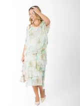 Vestido dos en uno confeccionado en seda italiana, con capa superior de calce amplio y falda con volados que aportan movimiento. Incluye forro en algodón elastizado que se adapta cómodamente a distintos talles. Un diseño versátil y liviano, ideal para eventos, días de calor o looks más relajados según cómo lo combines.