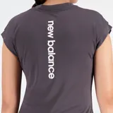 Remera deportiva New Balance Impact Sleeve Top para mujer, color gris oscuro, de manga corta con dobladillo y tecnología NB ICEx de secado rápido.