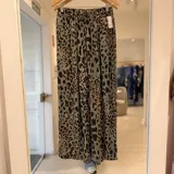 Pantalón ancho de tiro alto con estampa animal print en tonos verde militar, negro y marrón, con cintura elástica fruncida.