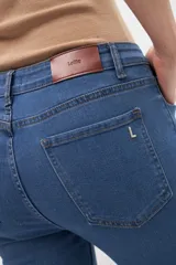 Pantalón jean de corte recto, color celeste.