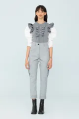 Pantalón gris de corte recto con bolsillos cargo laterales y botones Swarovski en los tobillos.