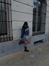 Bota biker de caña media confeccionada en cuero vacuno encerado. Presenta un diseño robusto con hebillas metálicas niqueladas en la caña y en la zona del tobillo, con una argolla decorativa. Cuenta con suela de goma negra con plataforma y cierre lateral interno.