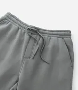 Pantalón de corte recto confeccionado en tejido de algodón y poliéster, con cintura elástica, cordón de ajuste y bolsillos laterales.