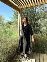 Vestido camisero amplio y largo color marrón chocolate, fabricado en Italia, con botones de nácar, cuello camisero y bolsillos laterales.