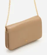 Cartera bandolera pequeña marca Satinato, confeccionada en poliuretano color tostado con solapa frontal, detalles metálicos dorados y correa larga de cadena.