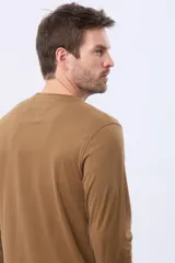 Remera manga larga lisa, color gris claro, con cuello redondo y logo bordado en el pecho.