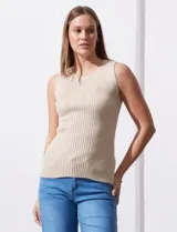 Musculosa de tejido acanalado marca Tahari, con cuello a la base y diseño sin mangas.