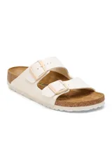 Sandalias Birkenstock Arizona Bf Eggshell, color hueso, con dos correas ajustables con hebillas y plantilla anatómica de corcho y látex.