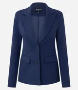 Blazer azul marino de corte entallado y largo medio, confeccionado en punto Roma con viscosa. Presenta cuello con solapa, manga larga, cierre frontal con dos botones y bolsillos con tapa.