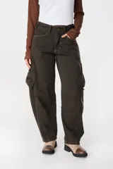 Jean de corte baggy con pierna recta y ancha, color verde oscuro con efecto lavado. Presenta bolsillos cargo laterales, costuras reforzadas y detalle de bordado del isologo en la parte trasera.