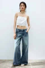 Jean de tiro bajo y corte baggy wide leg, con diseño de cinco bolsillos y lavado desgastado.