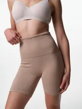 Short modelante de tiro alto con diseño seamless y textura acanalada. Confeccionado en microfibra, ofrece una compresión suave y contención en la zona abdominal.