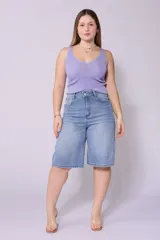 Bermuda de jean celeste, corte ancho a la rodilla, con bolsillos delanteros y traseros.