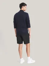 Sweater azul marino de lana merino con cuello alto y cremallera metálica plateada.