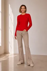 Sweater tejido de punto color celeste, con diseño de ochos verticales, cuello redondo y manga larga. Presenta detalles de bordado pequeño en el pecho.