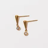 Par de caravanas doradas con dije colgante en forma de lágrima y cristal redondo.