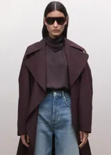 Jeans Leena de corte relajado, tiro alto y diseño de pernera ligeramente cónica en color azul medio con efecto deslavado.