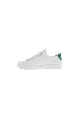 Zapatillas de perfil bajo, color blanco, con tres tiras de velcro para ajuste. Presentan un parche trasero en color verde azulado.