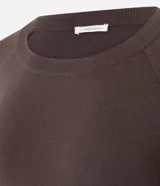 Suéter de punto color beige, con cuello redondo y mangas largas. Diseño básico y versátil de calce cómodo.
