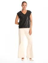 Blusa sin mangas con escote en V, confeccionada completamente en lentejuelas color dorado. Cuenta con forro interno a tono y un corte recto y holgado.