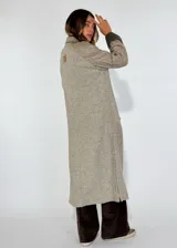 Tapado largo color beige con diseño de espiga, confeccionado en paño de lana y forrado en su interior.