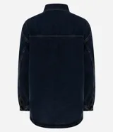 Campera tipo overshirt de denim en color azul oscuro, con corte amplio y largo extendido. Presenta cuello clásico, cierre frontal con botones metálicos, mangas largas y dos bolsillos delanteros con solapa.