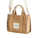 Cartera tipo tote bag de Marc Jacobs, modelo The Small Tote, confeccionada en lona de algodón y poliéster color negro. Presenta el logo de la marca estampado en el frente, asas superiores y correa de hombro ajustable y extraíble.