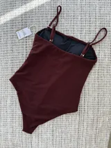 Traje de baño entero color borgoña, con breteles finos regulables y copas desmontables.