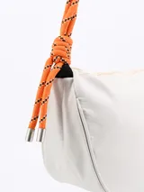 Bandolera negra de tela impermeable con correa de soga azul y detalles metálicos plateados.