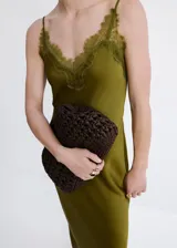 Vestido midi de tejido satinado color verde militar, con diseño entallado, cuello en pico adornado con un delicado panel de encaje, tirantes finos y sin mangas.