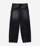 Pantalón de jean corte super baggy, de color azul claro con efecto lavado. Presenta un diseño de pierna ancha con costuras laterales destacadas con detalles deshilachados y bolsillos funcionales.