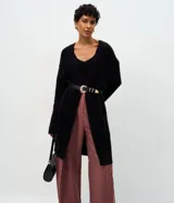 Cardigan largo de punto con textura de pelos, color negro, con mangas largas y bolsillos frontales. Diseño abierto y versátil de la marca Cortelle.