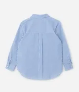 Camisa plus size alargada confeccionada en tela anarruga a rayas verticales celestes y blancas, con cuello inglés, botones delanteros para cierre y mangas largas con puños abotonados.