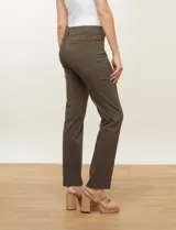 Pantalón recto color verde oliva, marca Zac & Rachel, modelo slim. Tiene pretina con pasadores, botón y cierre. Incluye tres bolsillos delanteros y dos bolsillos ojal en la parte trasera.