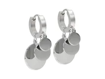 Par de aros tipo argolla de acero plateado, con tres dijes colgantes redondos de diferentes tamaños.